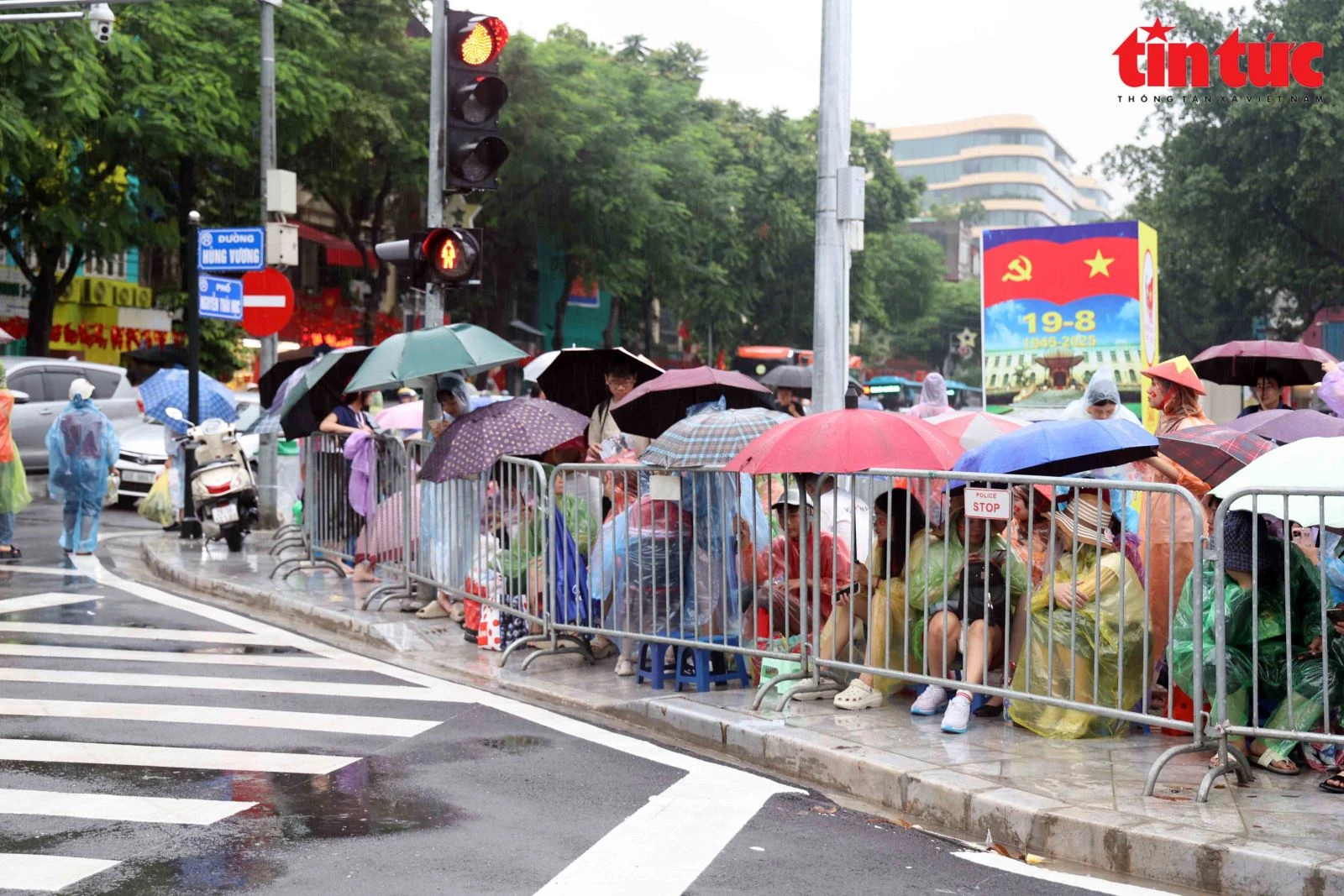 Les gens ont bravé la pluie dès le petit matin, choisissant de bonnes places pour regarder le défilé de l'A80