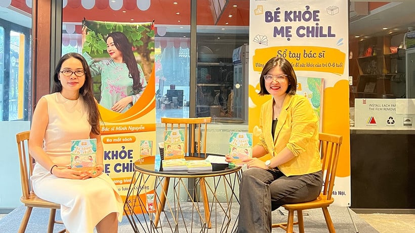 著者ミン・グエット氏（左）が本の出版記念会に出席。（写真：HYN Books）