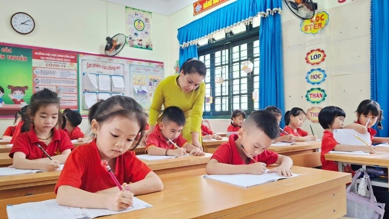 Enseñando vietnamita a niños de minorías étnicas antes de ingresar a primer grado en la Escuela Primaria Song Cau. (Foto: Anh Thuy)
