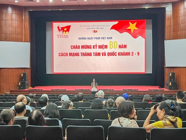"Ngày ấy bên sông Lam" mở màn chuỗi chiếu phim miễn phí chào mừng 80 năm Quốc khánh - Ảnh 1.