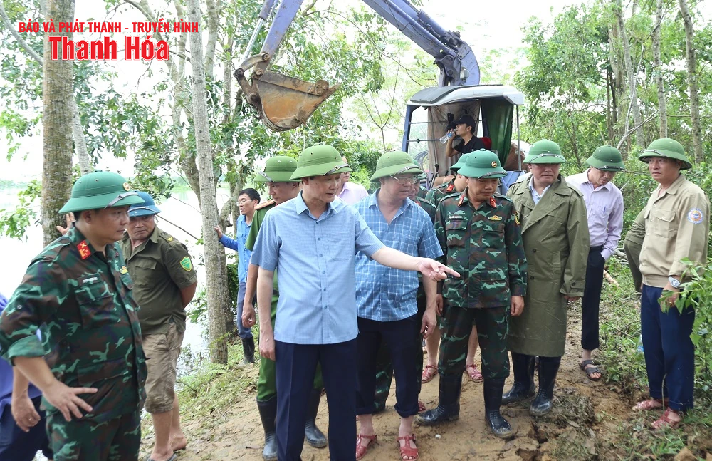 Chủ tịch UBND tỉnh Đỗ Minh Tuấn kiểm tra, chỉ đạo khắc phục sự cố đê tại xã Triệu Sơn