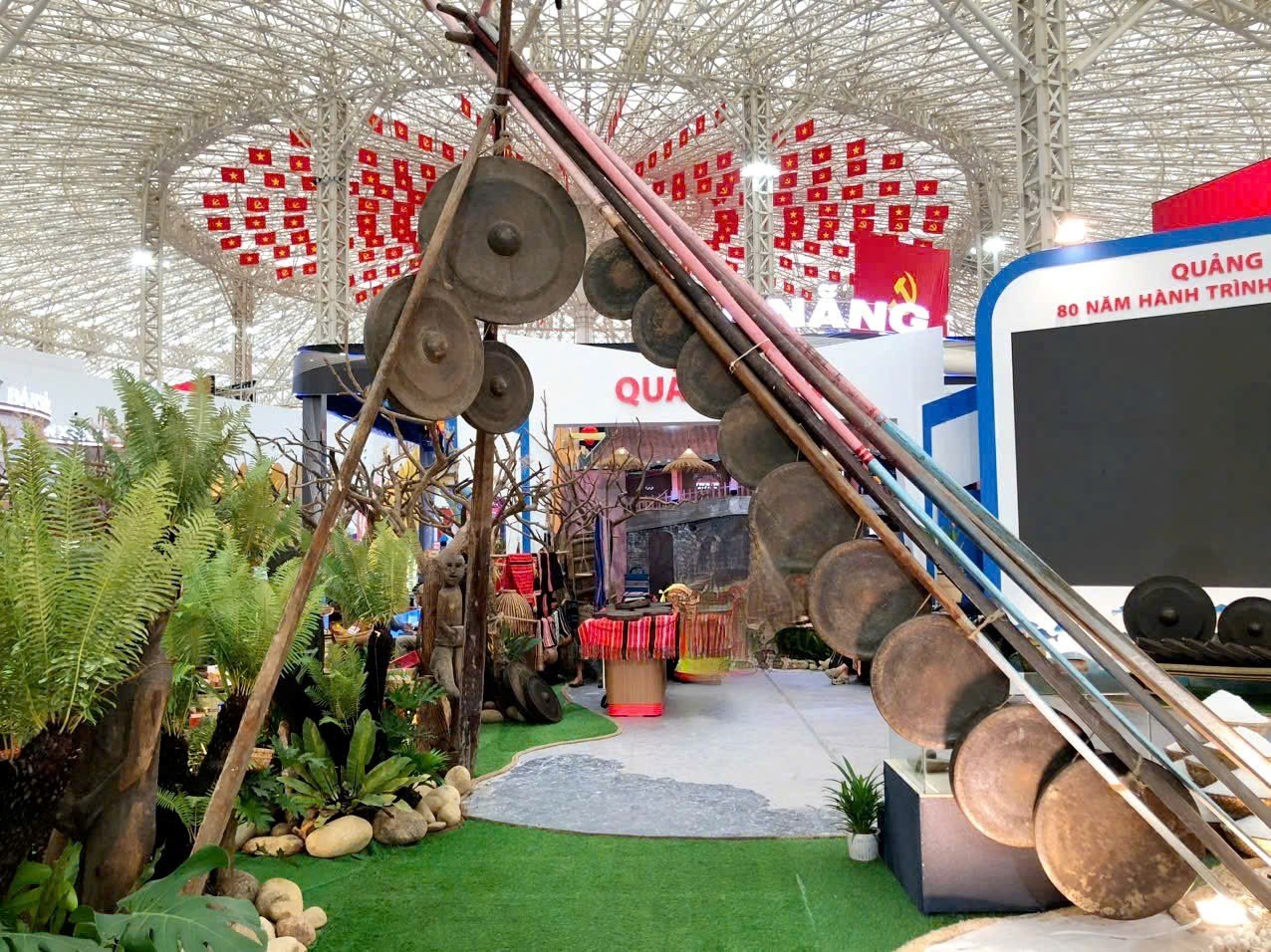 Sonderausstellungsraum „Quang Ngai – Revolutionärer Ursprung, stetige Schritte in die Zukunft“ – Foto 3