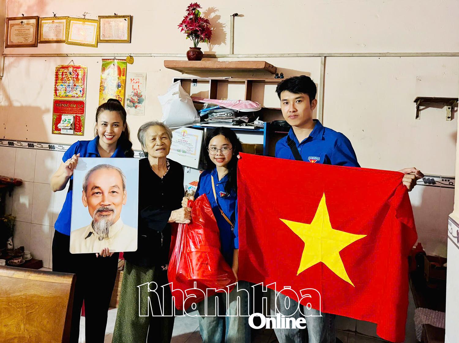 អញ្ជើញទៅសួរសុខទុក្ខ និងជូនអំណោយដល់ក្រុមគ្រួសារសពលោក Nguyen Dau។
