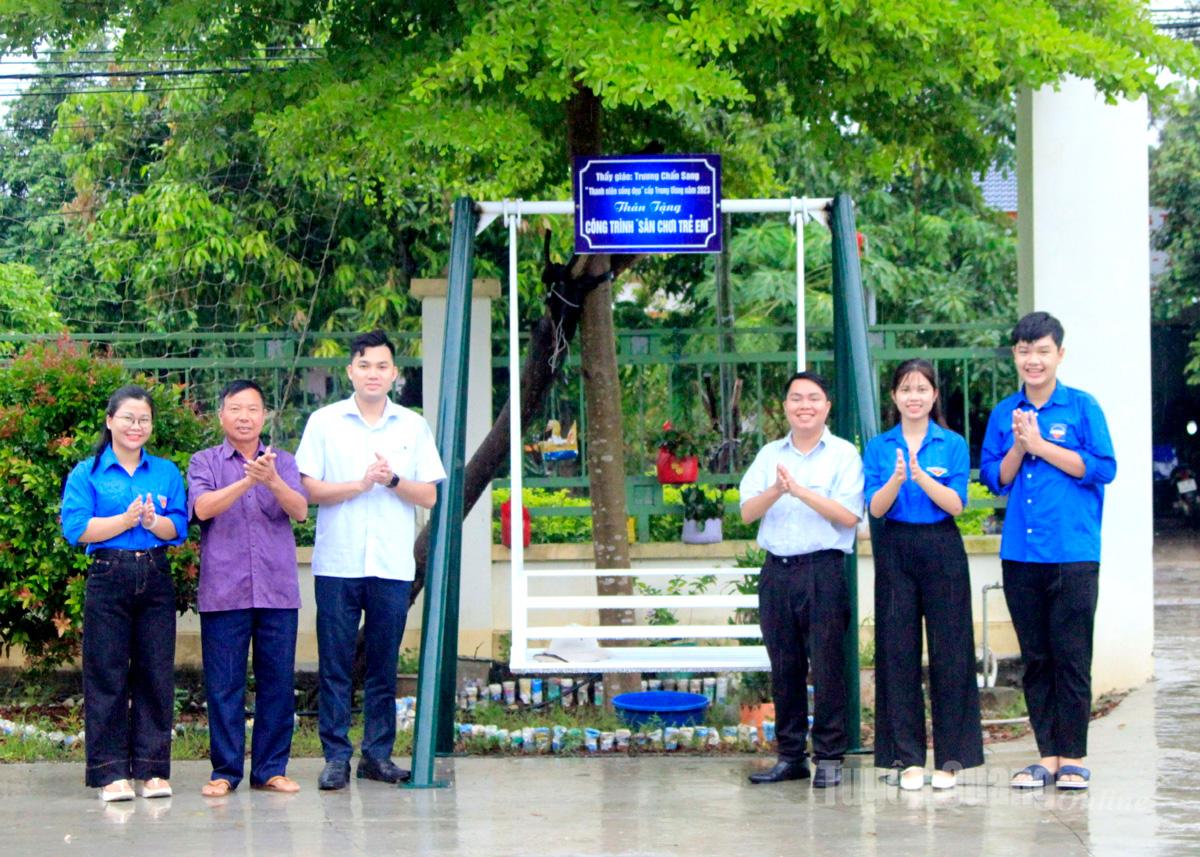 Inauguration and handover of the Playground for Children project in Vat Chanh village, Son Thuy commune.