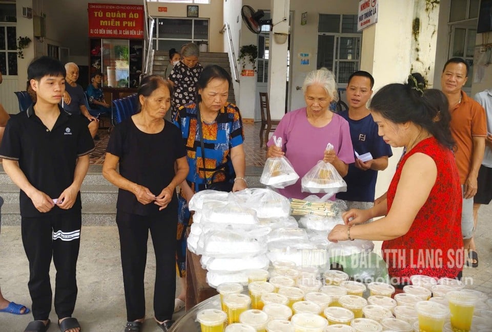 El grupo benéfico Lang Son ofrece comidas gratuitas a los pacientes que reciben tratamiento en el Hospital Pulmonar Lang Son