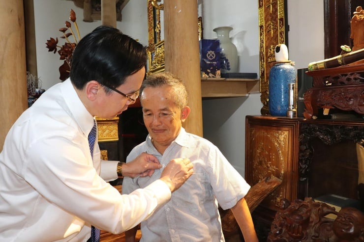 Phú Nghĩa trao Huy hiệu Đảng tại gia đình các đảng viên cao tuổi- Ảnh 2.