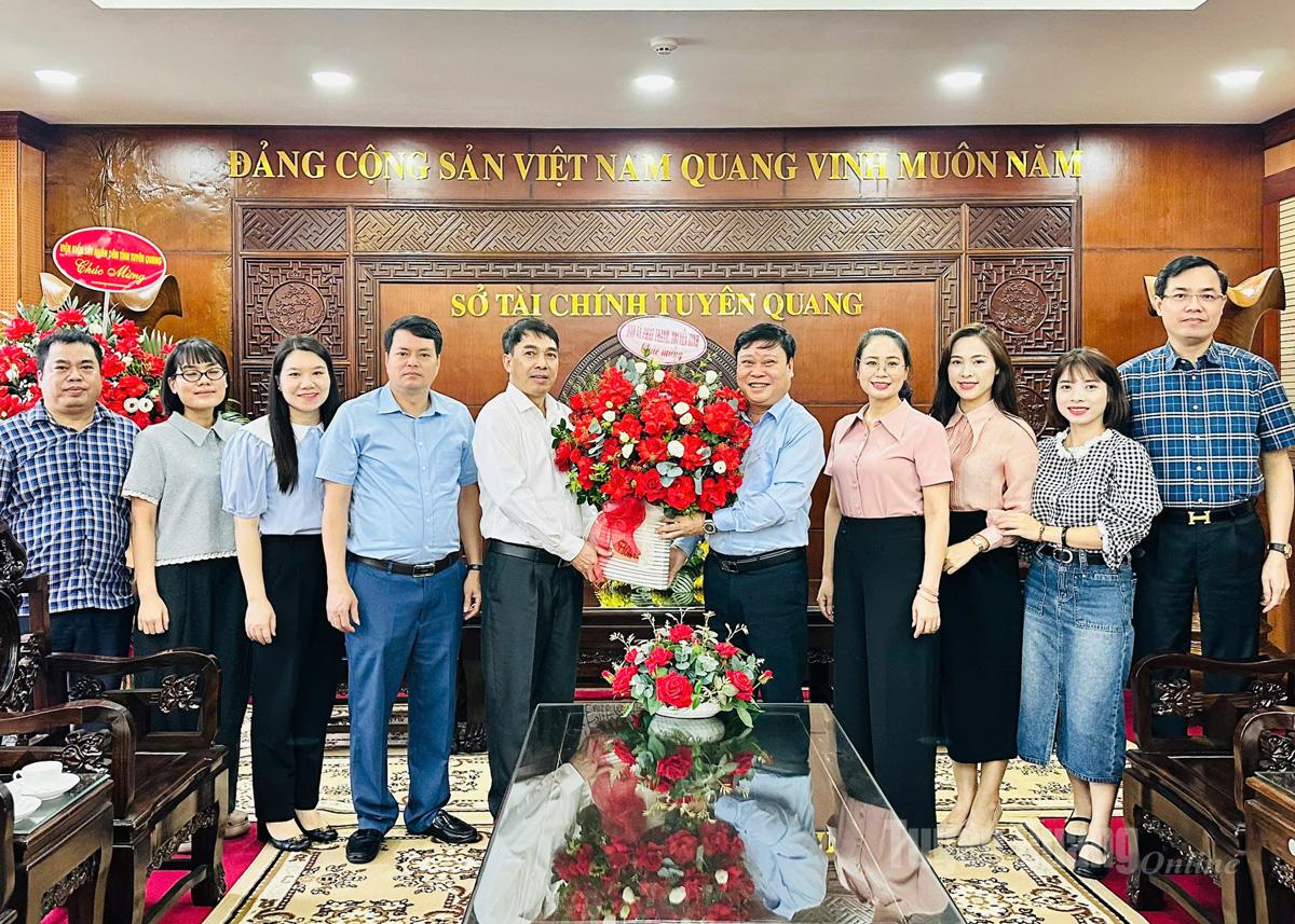 El periódico, la radio y la televisión Tuyen Quang felicitan al Departamento de Finanzas en el tradicional día de la industria.