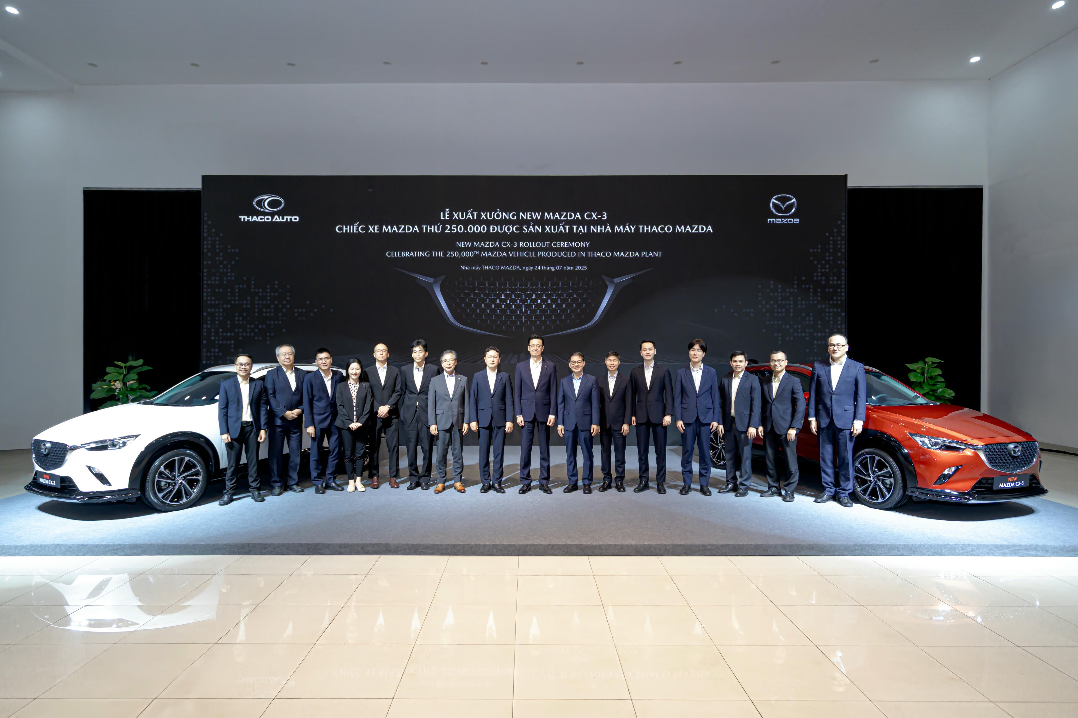 5. Führungskräfte von THACO, THACO AUTO und der Mazda Group bei der Einführungszeremonie des neuen Mazda CX-3-1