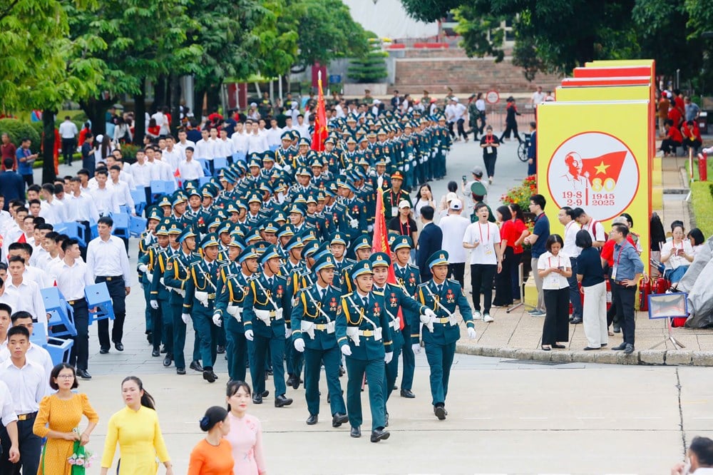จัตุรัสบาดิญห์สง่างามและน่าเกรงขามก่อนการซ้อมขบวนพาเหรด - ภาพที่ 3