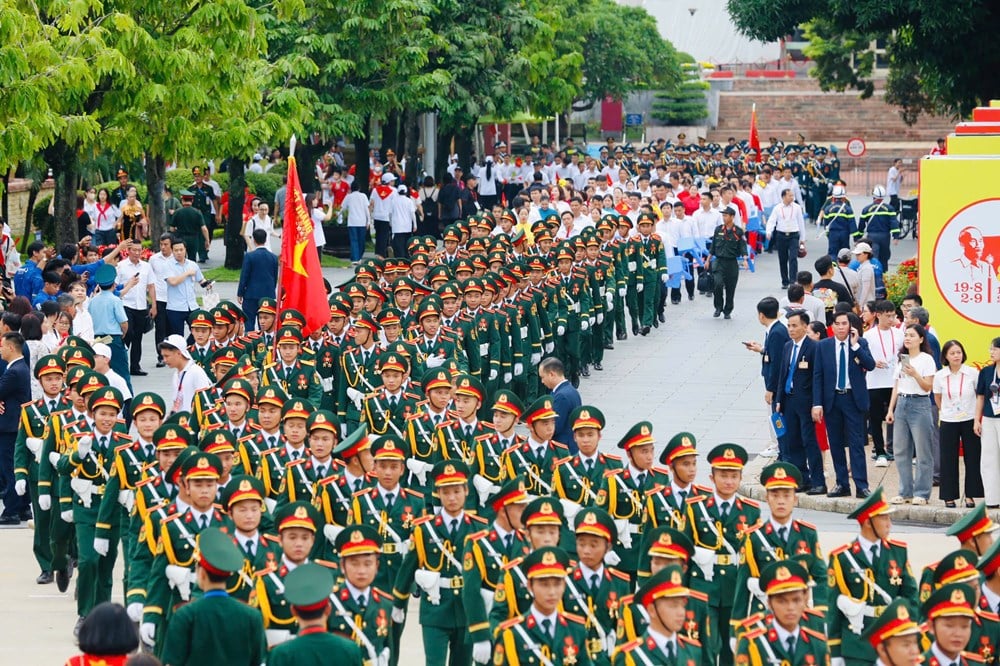 จัตุรัสบาดิญห์สง่างามและน่าเกรงขามก่อนการซ้อมขบวนพาเหรด - ภาพที่ 4