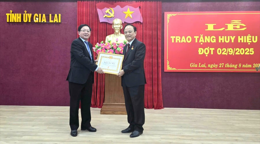 dong-chi-ho-quoc-dung-tang-huy-hieu-50-nam-tuoi-dang-cho-dong-chi-nguyen-van-thien-anh-hong-thuong.jpg