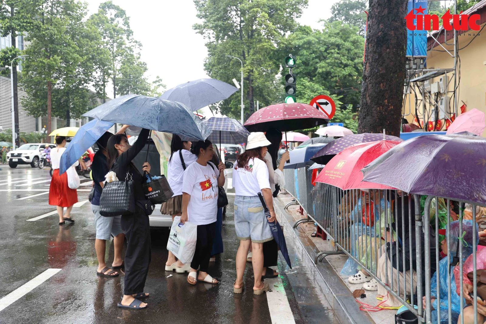 Les gens ont bravé la pluie dès le petit matin, choisissant de bonnes places pour regarder le défilé de l'A80