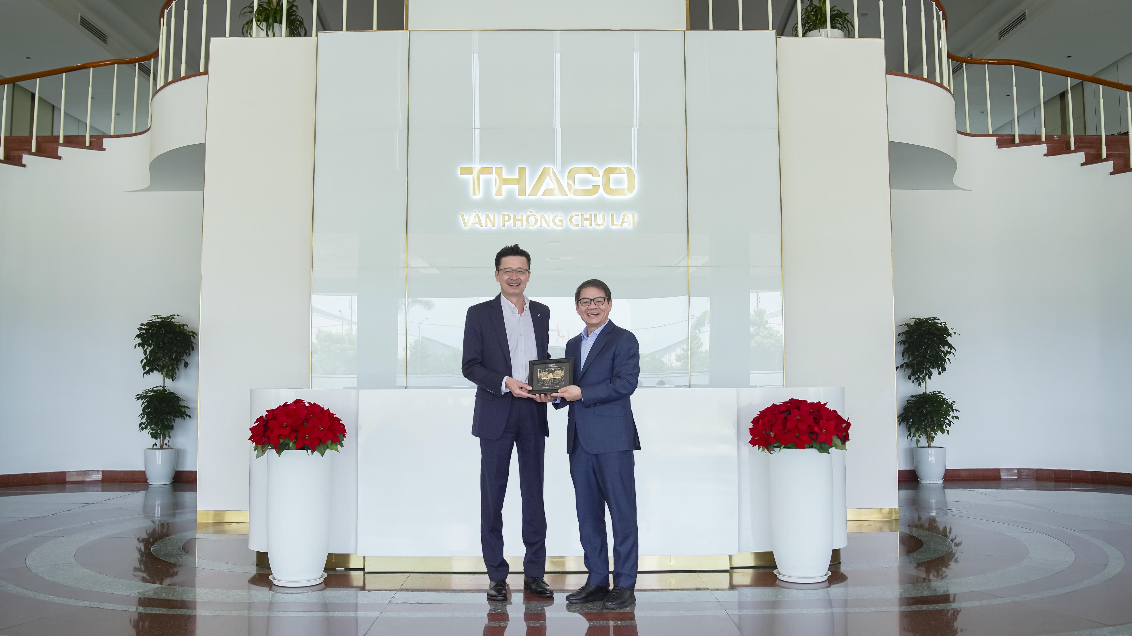 4. THACO-Vorstandsvorsitzender Tran Ba ​​Duong überreichte dem Vertreter der Führungskräfte der Mazda Group ein Souvenir-1