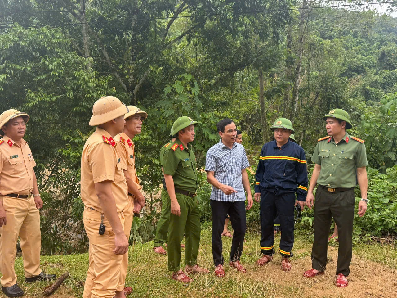 Công an Thanh Hóa cứu trợ hơn 1 tấn lương thực, thực phẩm cho người dân bị cô lập do mưa lũ