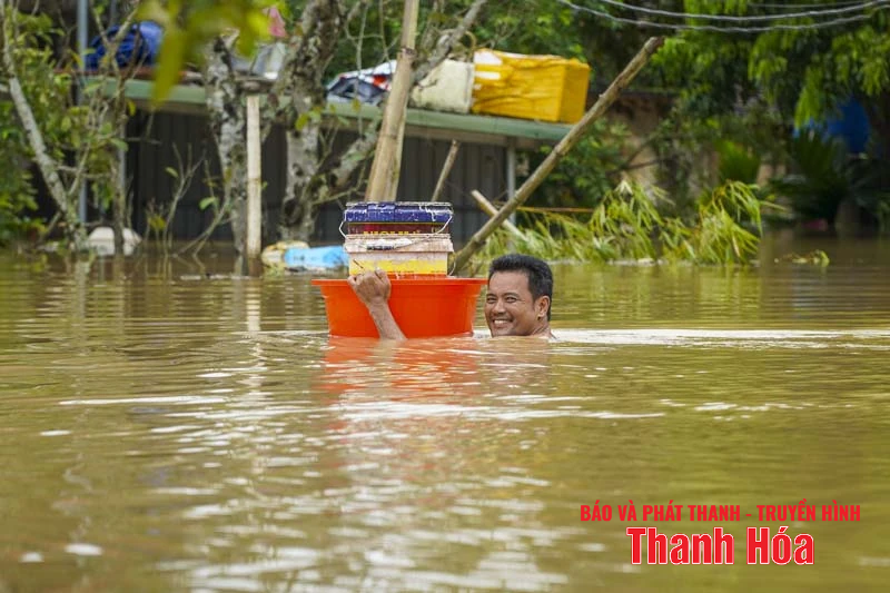 El nivel del agua del río Ma aumenta y miles de casas en el barrio de Ham Rong quedan profundamente inundadas.