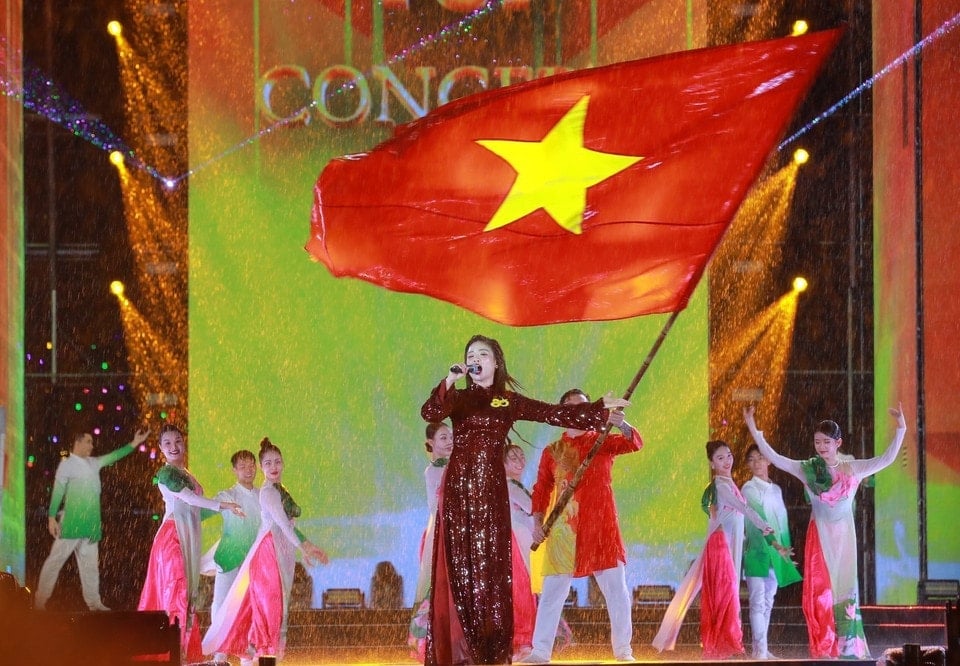 가수 Duong Hoang Yen이 프로그램에 출연합니다. (사진: 칸호아/VNA)