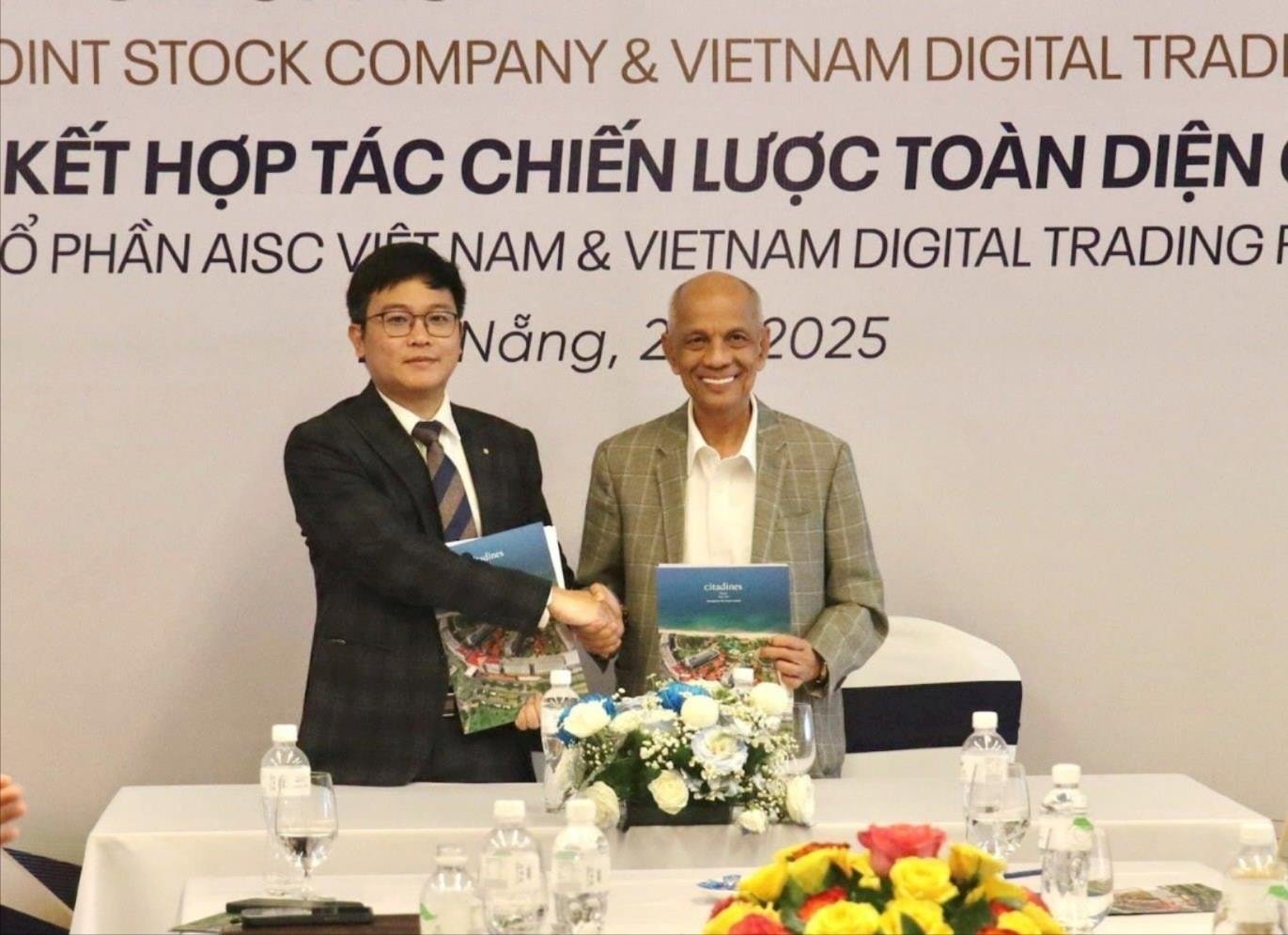 តំណាងក្រុមហ៊ុនភាគហ៊ុនរួម VDTP និង AISC វៀតណាមបានចុះហត្ថលេខាលើអនុស្សរណៈយោគយល់គ្នាស្តីពីកិច្ចសហប្រតិបត្តិការ។ រូបថត៖ Q.T