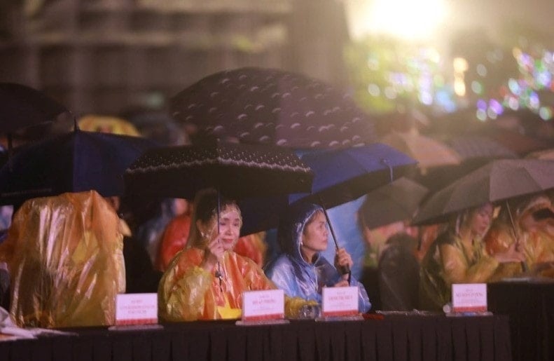 문화체육관광부 찐 티 투이 차관(왼쪽)이 행사에 참석했다. (사진: CTV/Vietnam+)