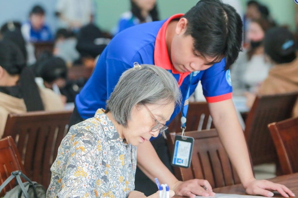 Người phụ nữ trở thành sinh viên năm nhất ở tuổi 61 với lý do bất ngờ - 2