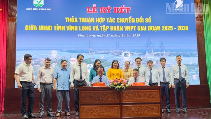 ពិធីចុះហត្ថលេខាលើកិច្ចព្រមព្រៀងសហប្រតិបត្តិការលើការប្រែក្លាយឌីជីថលរវាងគណៈកម្មាធិការប្រជាជនខេត្ត Vinh Long និងក្រុមប្រៃសណីយ៍ និងទូរគមនាគមន៍វៀតណាម។