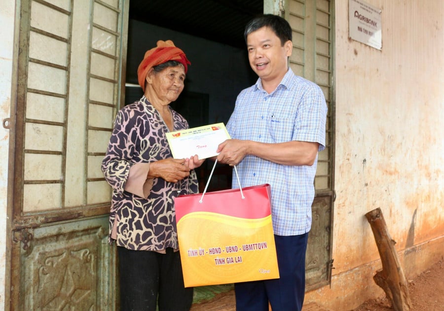 pho-chu-tich-ubnd-tinh-tham-gia-dinh-ba-mlech-ba-sum-nguoi-co-cong-xa-kon-chieng-anh-bao-long.jpg
