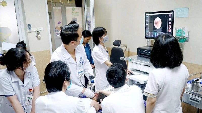 Beurteilung des Zustands eines Kindes im HNO-Krankenhaus. (Foto: ANH PHUONG)