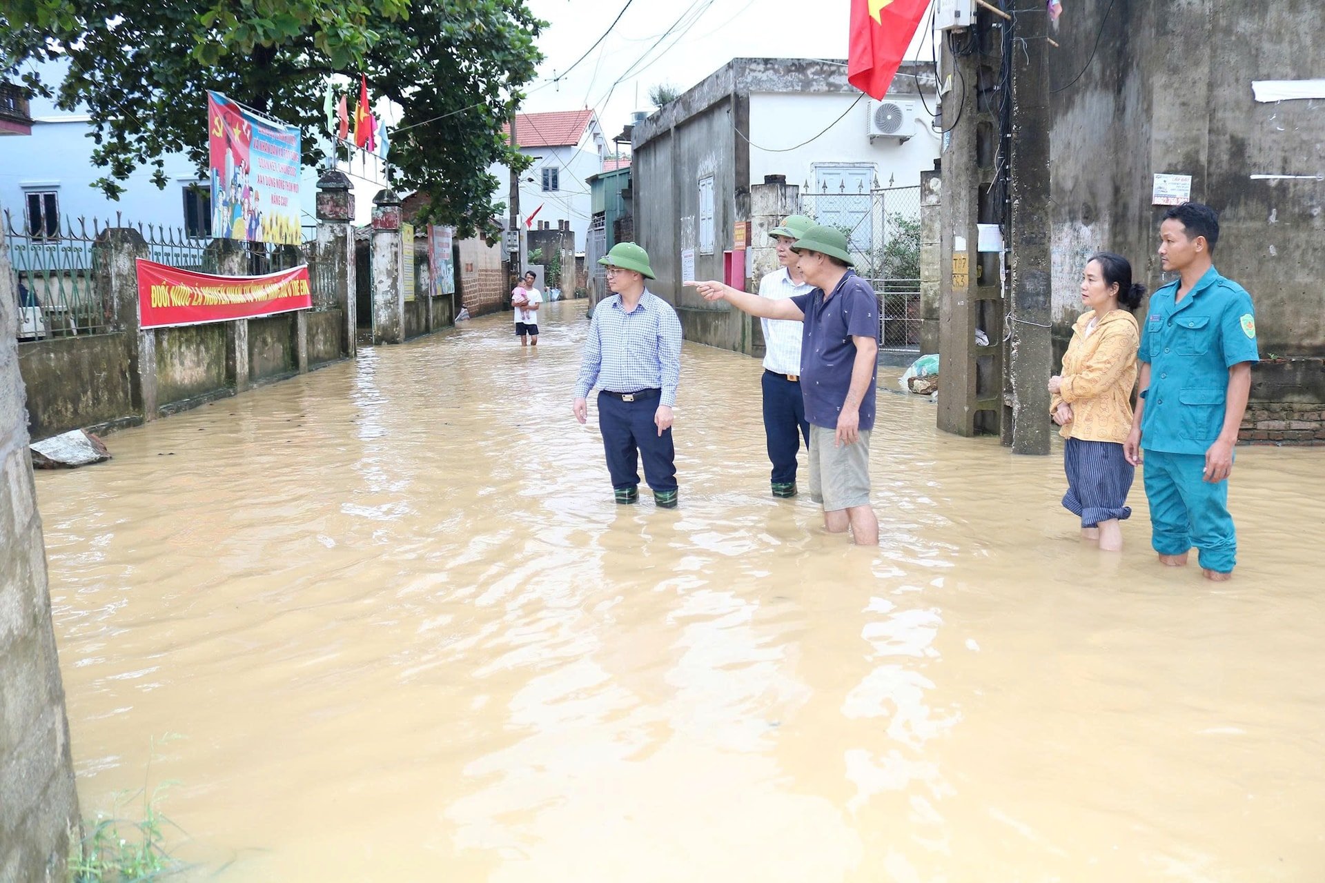 Many residential areas in Quang Bi commune (Hanoi) were deeply flooded. Photo: Minh Than
