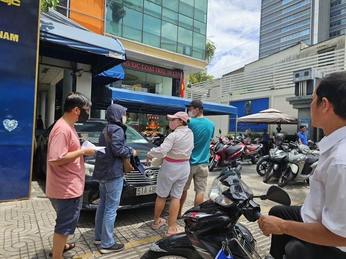Vì sao nhiều người vẫn xếp hàng mua vàng dù giá ở vùng đỉnh chót vót?- Ảnh 2.