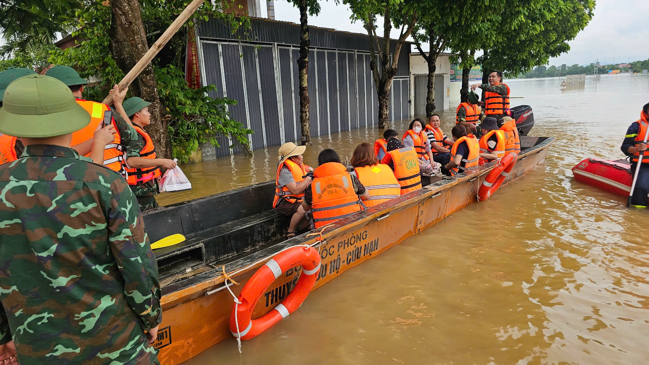 น้ำท่วมแม่น้ำบู๋ยเกินระดับเตือนภัยระดับ 3 ส่งผลให้หมู่บ้านหลายแห่งในตำบลกิมตันถูกตัดขาด