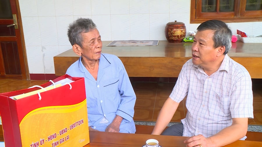 thai-thanh-binh-tham-tang-qua.jpg