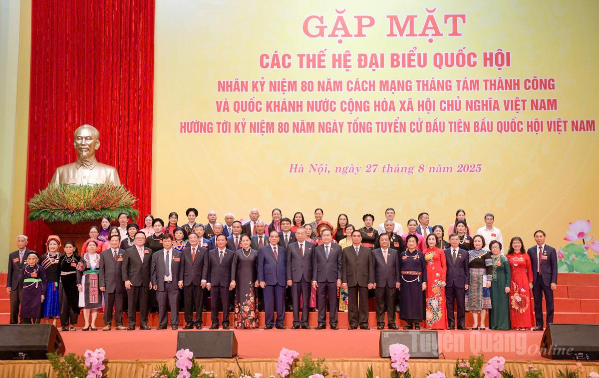 ผู้นำพรรคและรัฐถ่ายรูปเป็นที่ระลึกกับคณะผู้แทนจังหวัดเตวียนกวาง