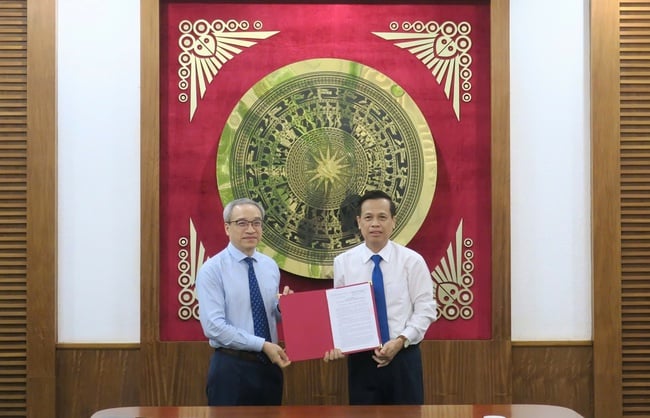 Trao Quyết định nghỉ hưu trước tuổi cho Phó Cục trưởng Cục Thông tin cơ sở và Thông tin đối ngoại - Ảnh 2.