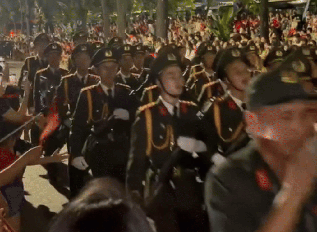 Đoàn diễu binh hát Nơi này có anh của Sơn Tùng M-TP, dân mạng thích thú - 1