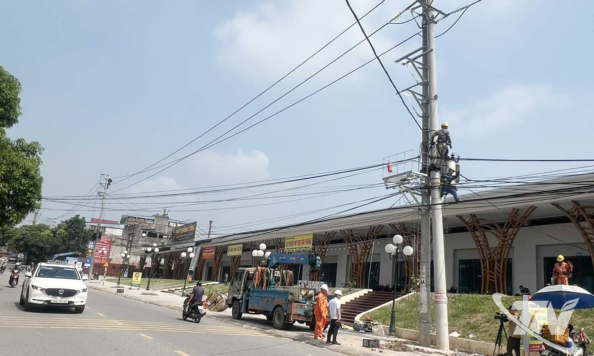 Điện lực trung tâm Thái Nguyên thay thế trạm biến áp trên đường Z115.