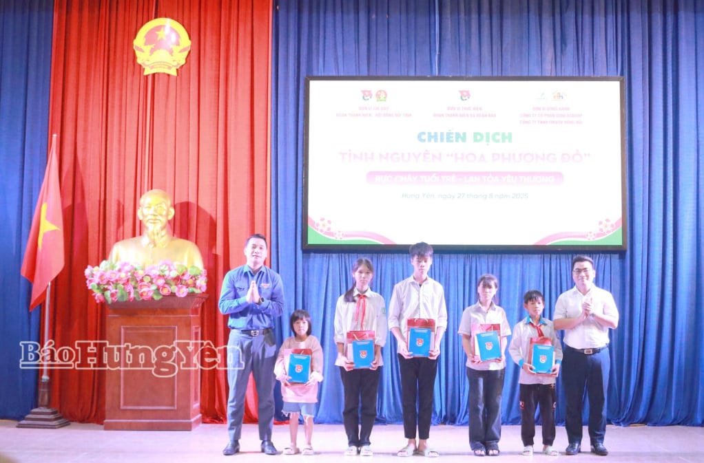 ថ្នាក់ដឹកនាំសម្ព័ន្ធយុវជនខេត្ត Hung Yen ជូនអំណោយដល់សិស្សានុសិស្សជួបការលំបាកក្នុងឃុំ Doan Dao។