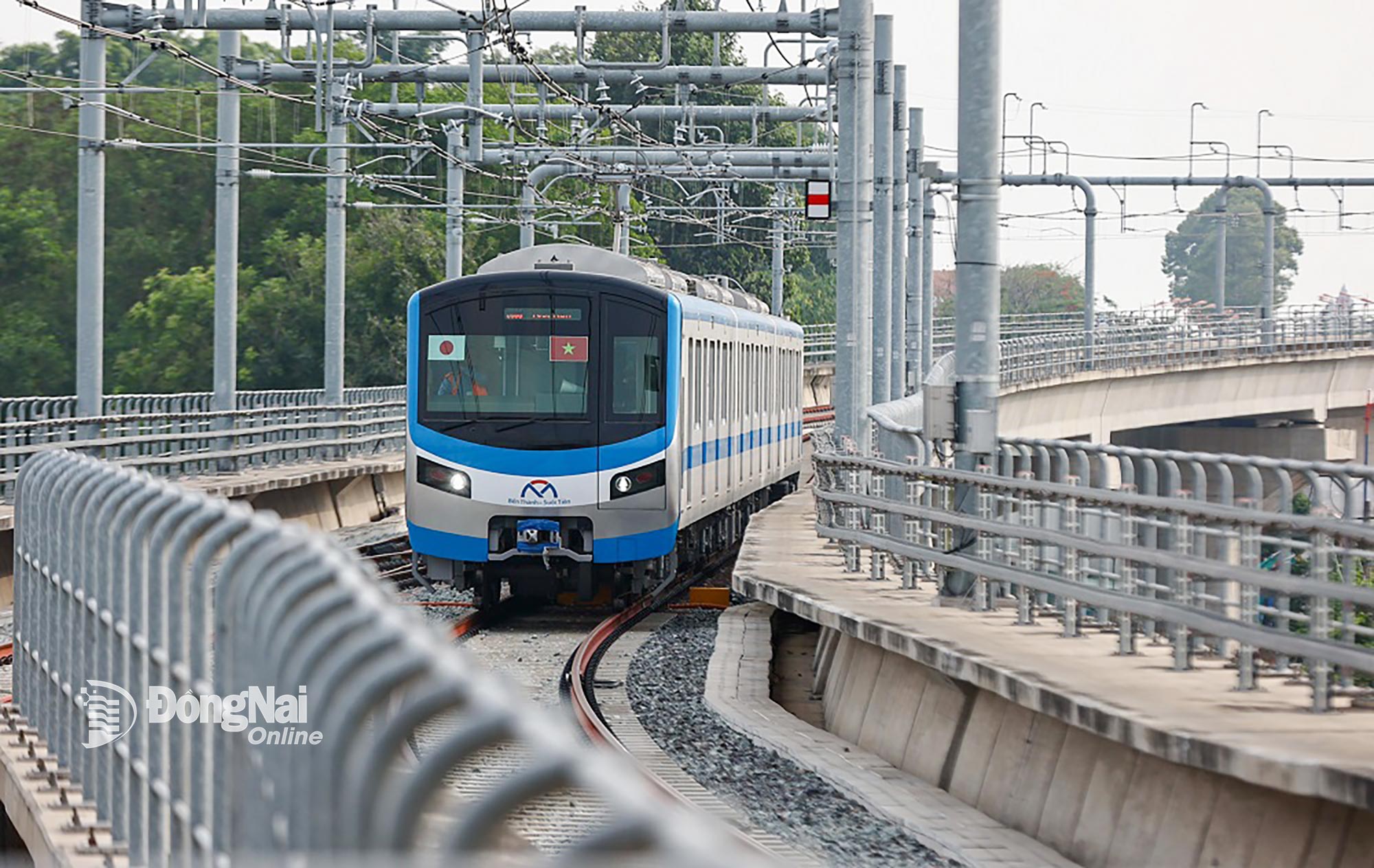 Dong Nai បានយល់ព្រមលើសម្ព័ន្ធក្រុមហ៊ុនភាគហ៊ុនវិនិយោគរួម DonaCoop Infrastructure Joint Stock Company និង VinaCapital Group ជាអ្នកវិនិយោគដែលបានស្នើឡើងសម្រាប់គម្រោងពង្រីកខ្សែរថភ្លើង Ben Thanh - Suoi Tien Metro ទៅអាកាសយានដ្ឋាន Long Thanh។ រូបថត៖ ឯកសារ 