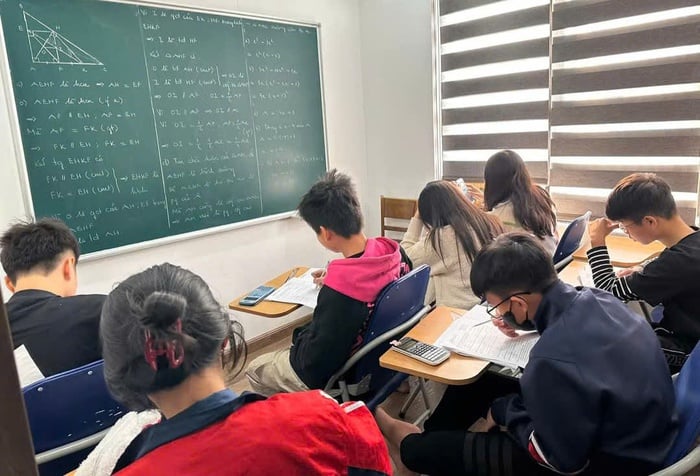 Năm học mới tiếp tục siết quản lý dạy thêm, học thêm- Ảnh 1.