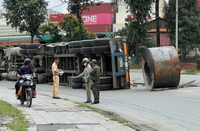 “Quả bom thép” tiềm ẩn hiểm họa trên đường -0