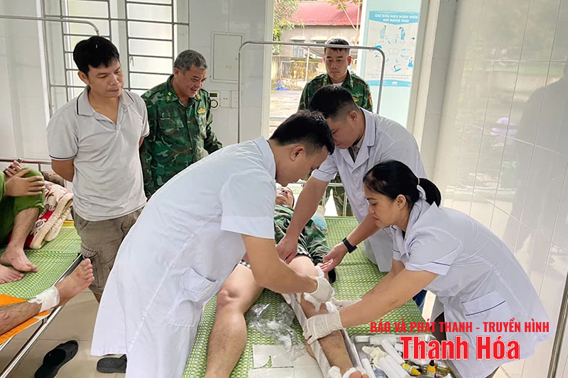 Visiting and encouraging officers of Hien Kiet Border Guard Station who were injured while on duty