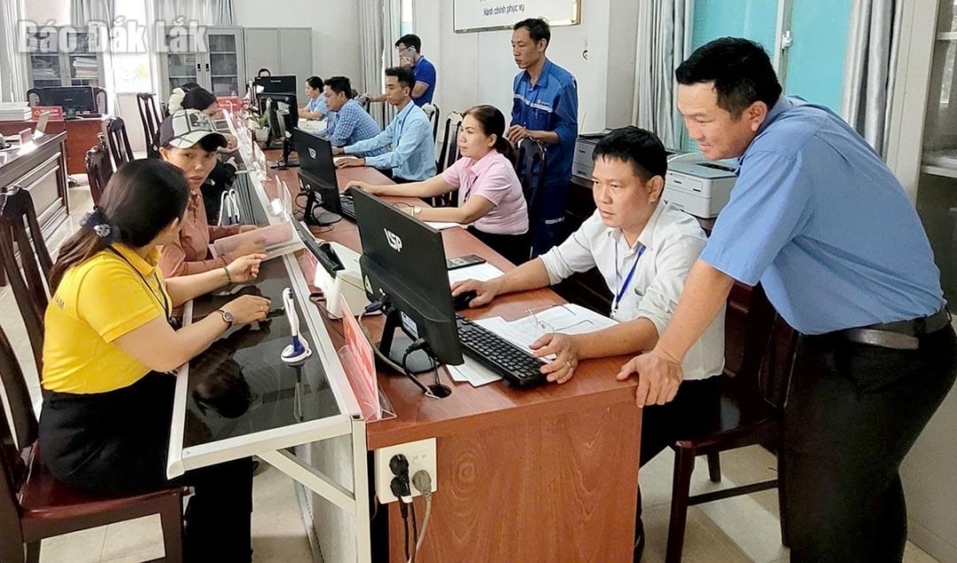 Cán bộ, chuyên viên của Sở Nông nghiệp và môi trường phối hợp với các địa phương giải quyết các thủ tục hành chính liên quan.