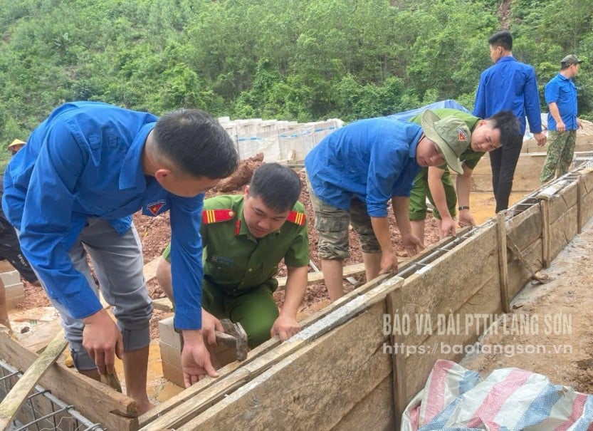 สมาชิกสหภาพเยาวชนและตำรวจตำบลซวนเดืองสนับสนุนการสร้างบ้านให้กับครอบครัวในหมู่บ้านดวนเกตภายใต้โครงการกำจัดบ้านชั่วคราวและทรุดโทรม