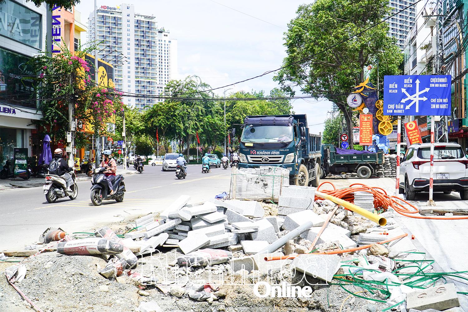 Vật liệu, xà bần ngổn ngang, gây mất an toàn giao thông.
