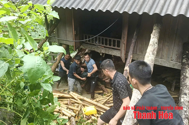 Visiting and encouraging officers of Hien Kiet Border Guard Station who were injured while on duty