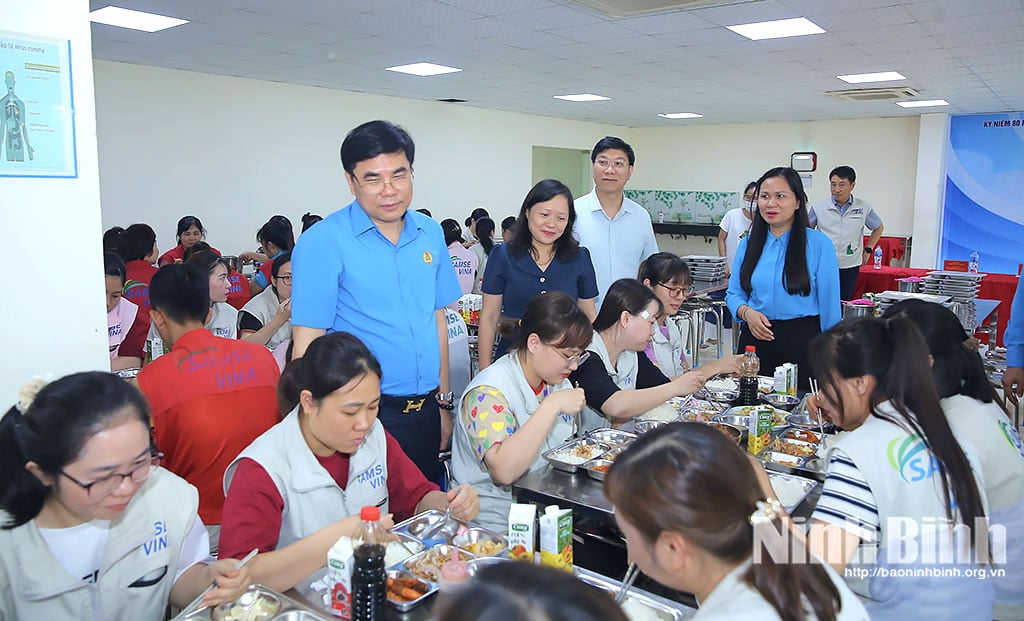 Les dirigeants de la Fédération provinciale du travail et du quartier de Nam Hoa Lu ont rendu visite aux travailleurs lors du programme de repas du syndicat.