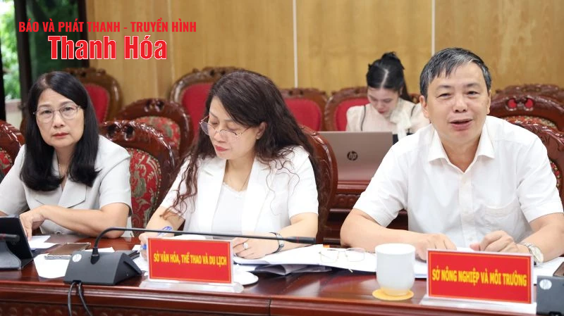 يعمل فريق تحرير اللجنة الفرعية الاجتماعية والاقتصادية للمؤتمر الرابع عشر مع مقاطعة ثانه هوا