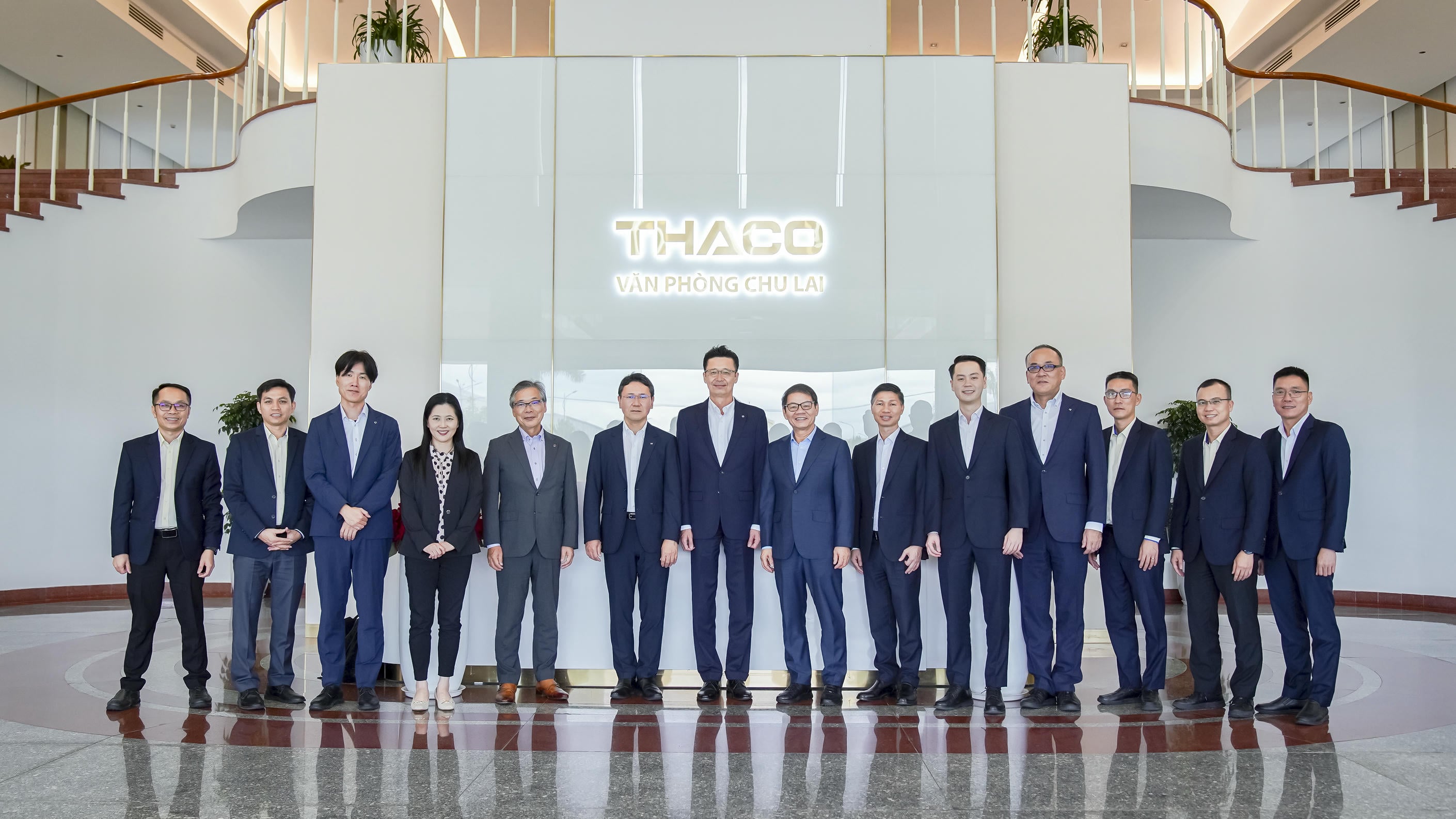 1. Vertreter von THACO, THACO AUTO und der Mazda Group machten ein Erinnerungsfoto im THACO Chu Lai-1-Büro