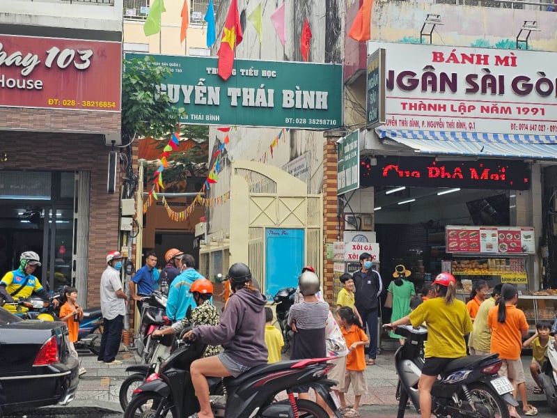 Tăng cường kiểm soát, xử lý học sinh đi xe gắn máy, xe đạp điện vi phạm dịp đầu năm học  -0