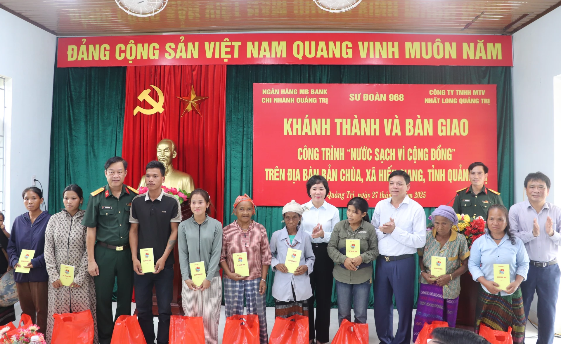 ចែកអំណោយដល់គ្រួសារជួបការលំបាកក្នុងតំបន់ - រូបថត៖ T.P