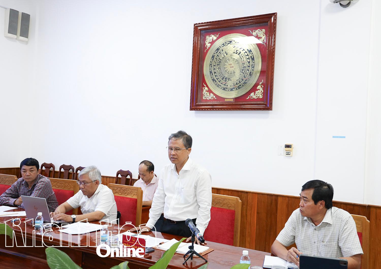 សមមិត្ត Tran Hoa Nam ថ្លែងសុន្ទរកថាបញ្ចប់កិច្ចប្រជុំ។