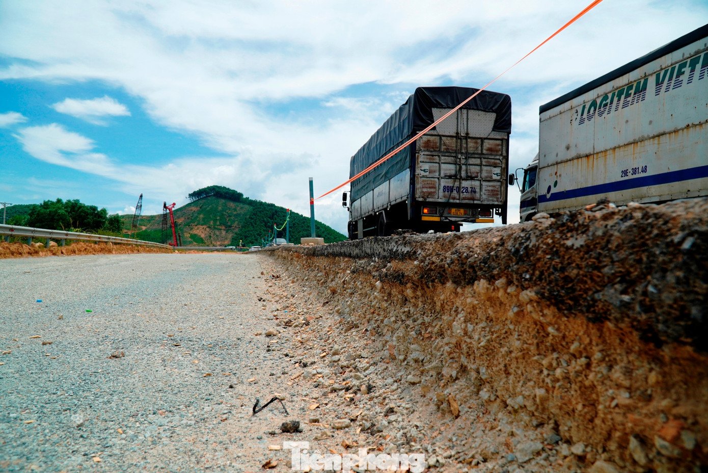 tp-4-running-water-off-highway-la-son-hoa-lien-2.jpg